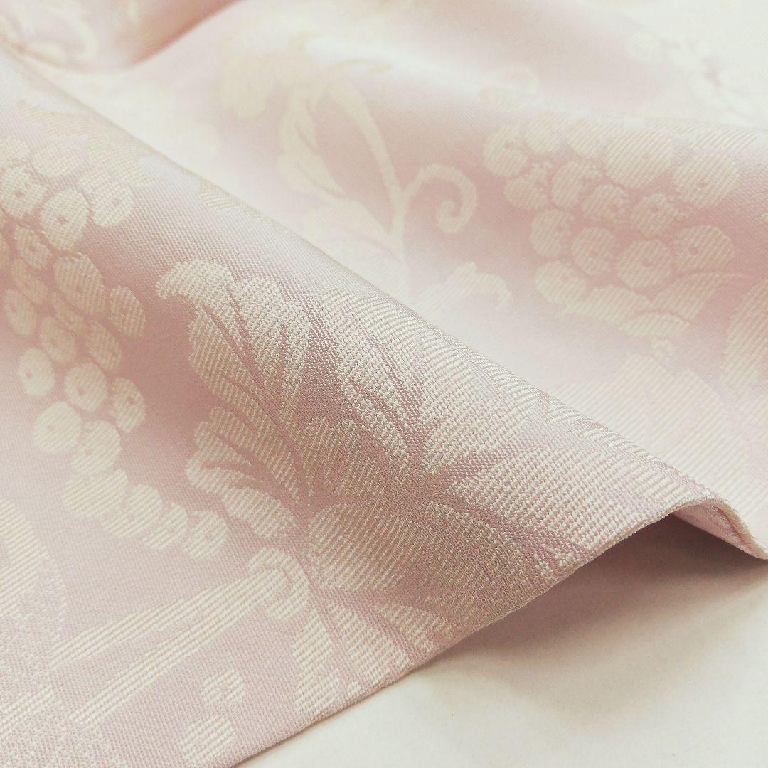 訪問着(袷)　(山口美術織物　葡萄唐草紋様　桜色系　裄68㌢)