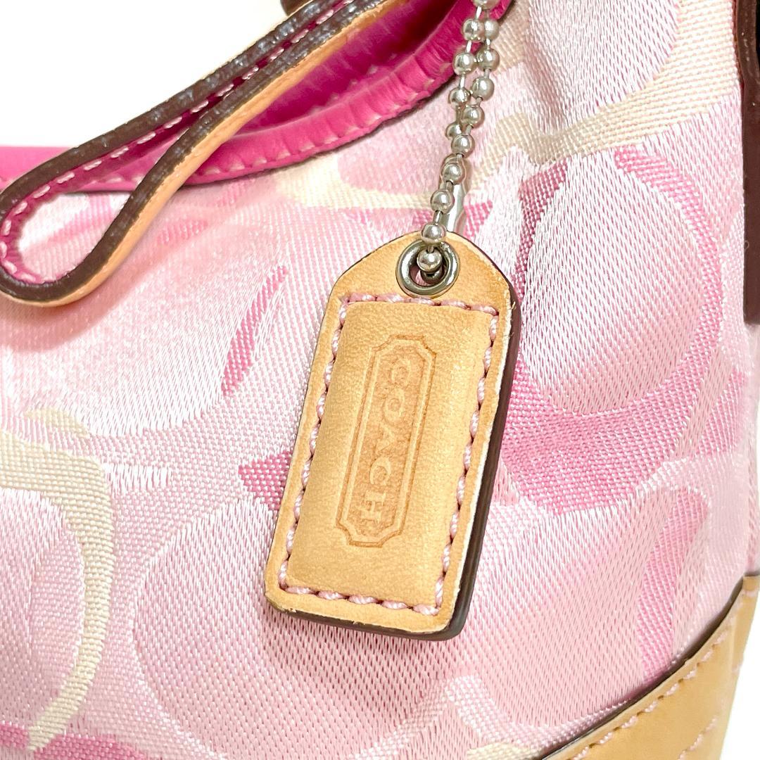 ときめきを運ぶ大人のピンク✨COACH オプティック シグネチャー ホーボー