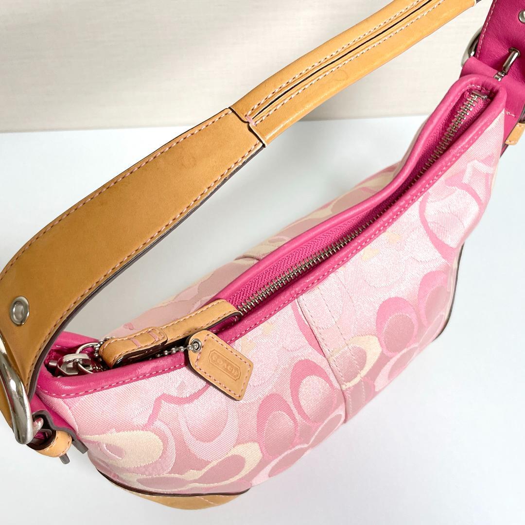 ときめきを運ぶ大人のピンク✨COACH オプティック シグネチャー ホーボー