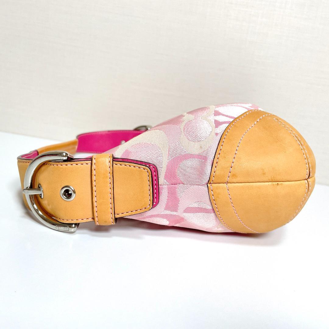ときめきを運ぶ大人のピンク✨COACH オプティック シグネチャー ホーボー