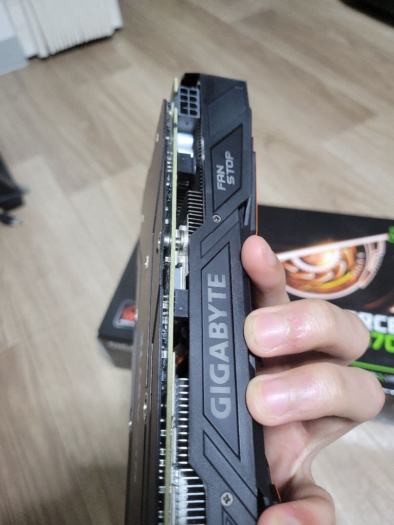 GIGABYTE GTX 1070 箱付き