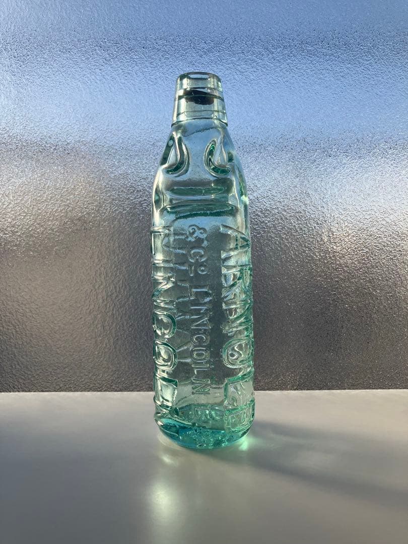 英国製　ビンテージガラス瓶　エンボス入りガラス瓶