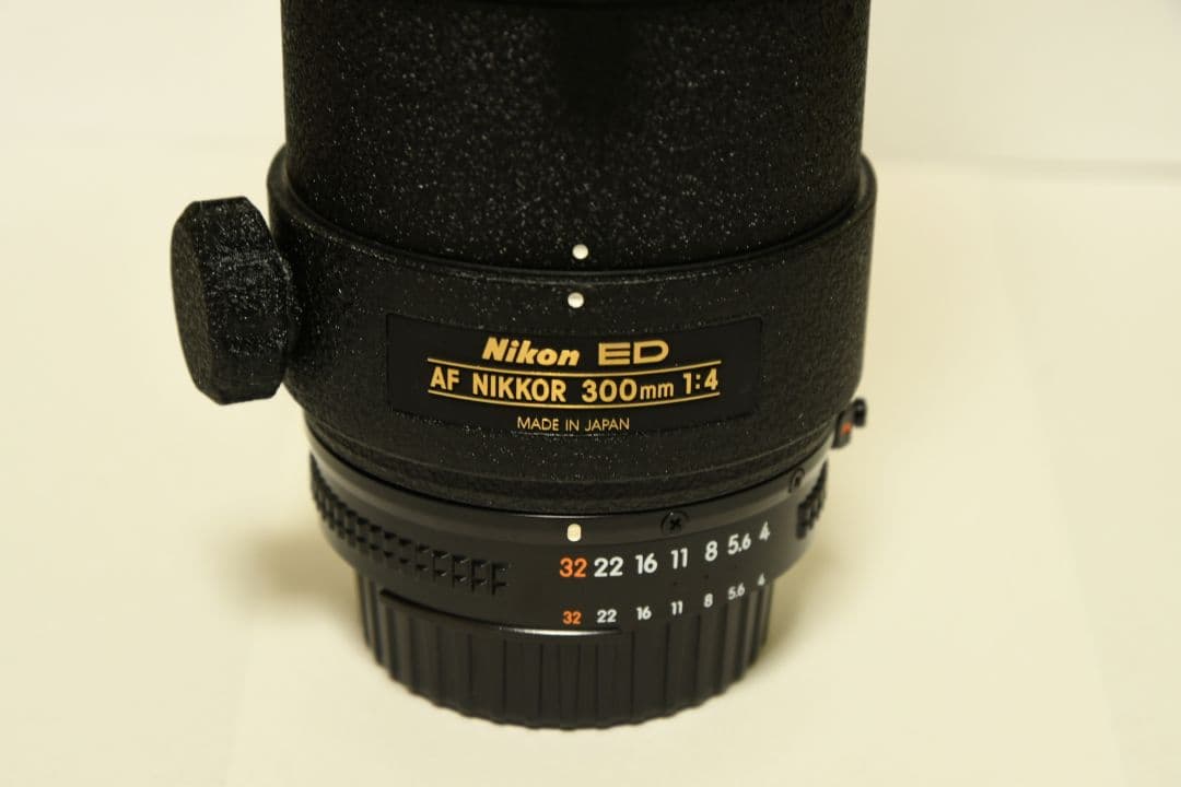 Nikon AF NIKKOR 300mm F4 ED　(フロントキャップ付)