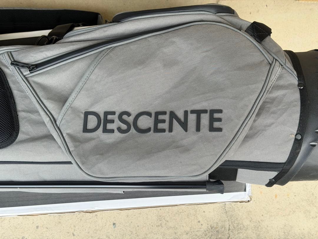 デサントゴルフ　スタンドキャディバッグ　ヘッドカバーセット