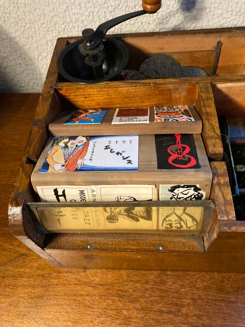 連休特価　喫茶店巡り　ＢＯX ゼンマイを回すとゆっくりボードが回転します。