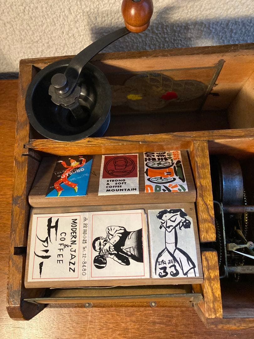 連休特価　喫茶店巡り　ＢＯX ゼンマイを回すとゆっくりボードが回転します。