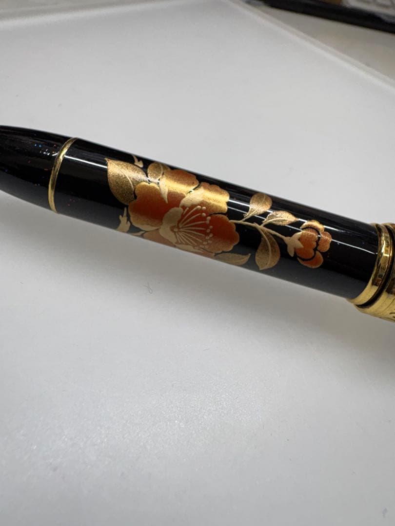 黒い花柄万年筆・イリジウムペン先・中古品
