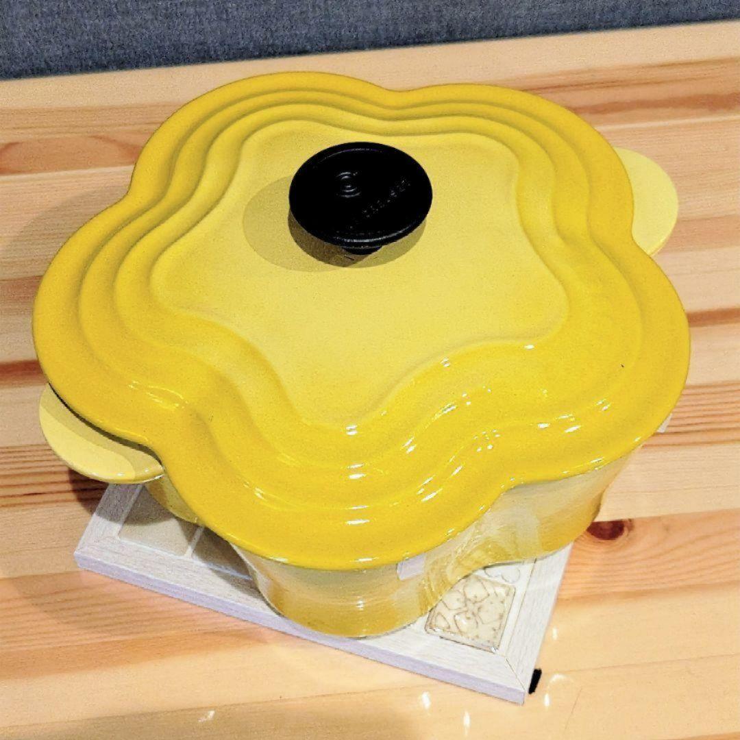 ルクルーゼ20cm鍋　変え鍋ツマミ　タイル鍋敷き　鍋つかみ　おまけ付き