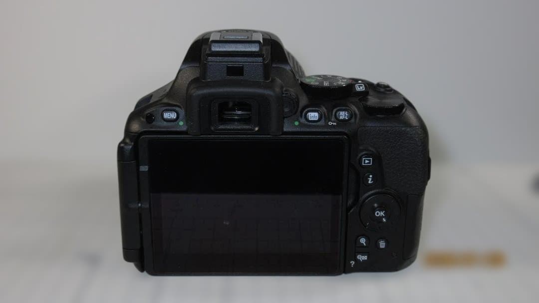 Nikon D5500 デジタル一眼レフカメラ、18-140mmレンズ付き極上品