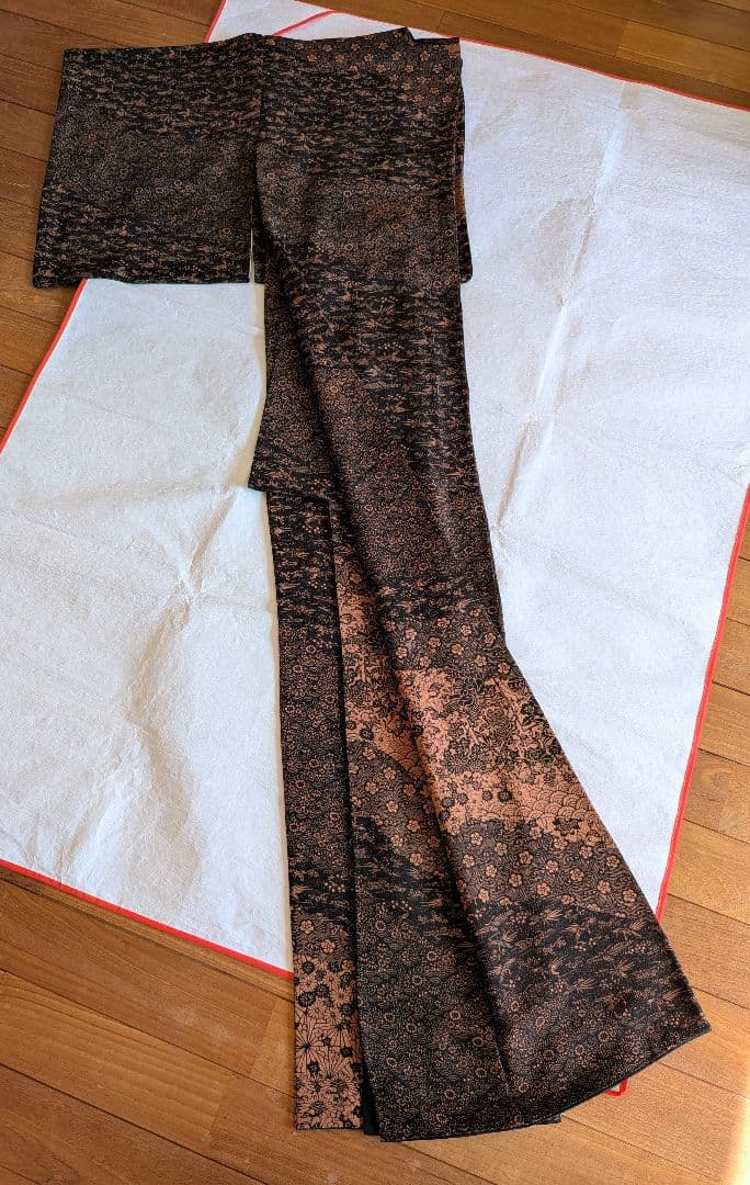 【未使用】黒地に煉瓦色の型染 花鳥文 縮緬 東京ますいわ屋 付下げ訪問着 正絹