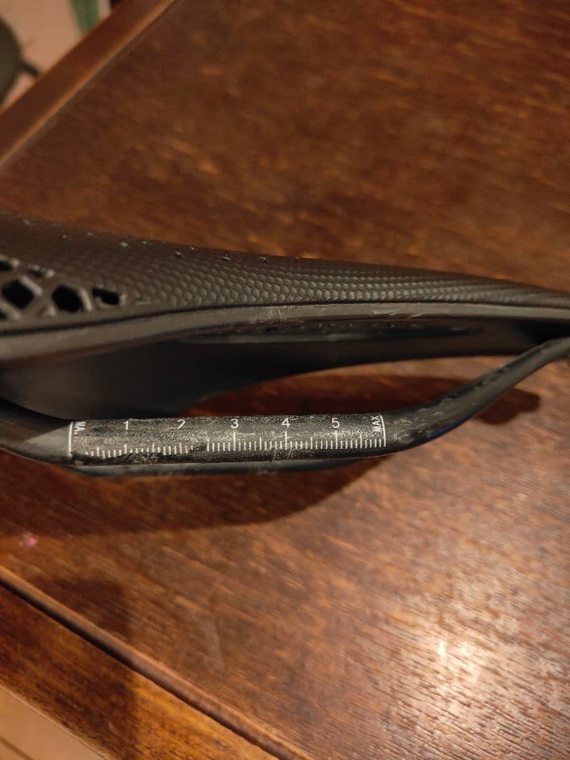 【週末セール中】TNI ティーエヌアイ 3D AeroFlow カーボン サドル