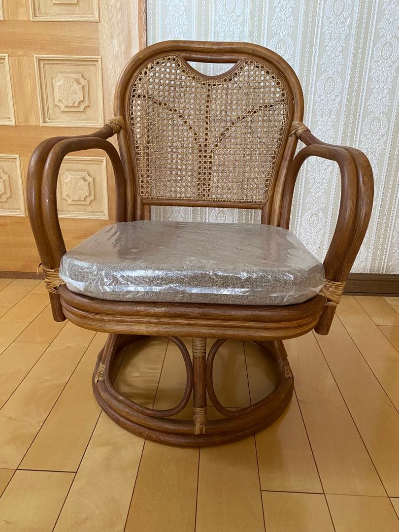 ラタン製 回転式座椅子 未使用のベージュクッション付