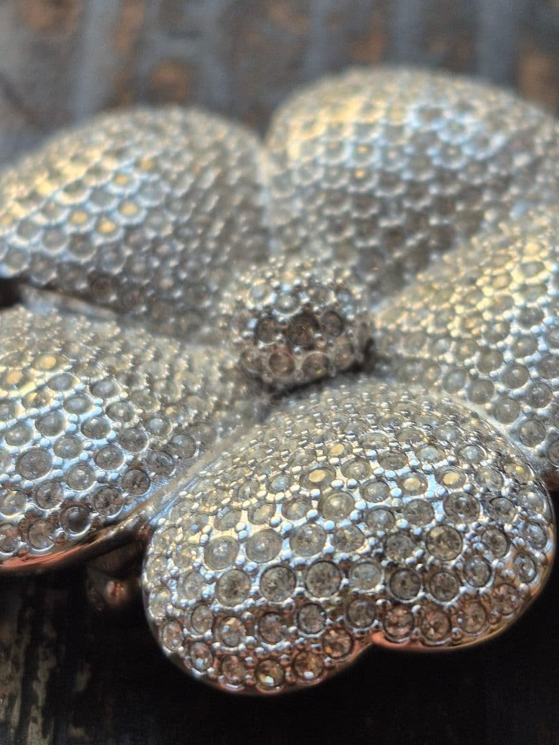 【SWAROVSKI / スワロフスキー】 フラワーモチーフ パヴェ ブローチ