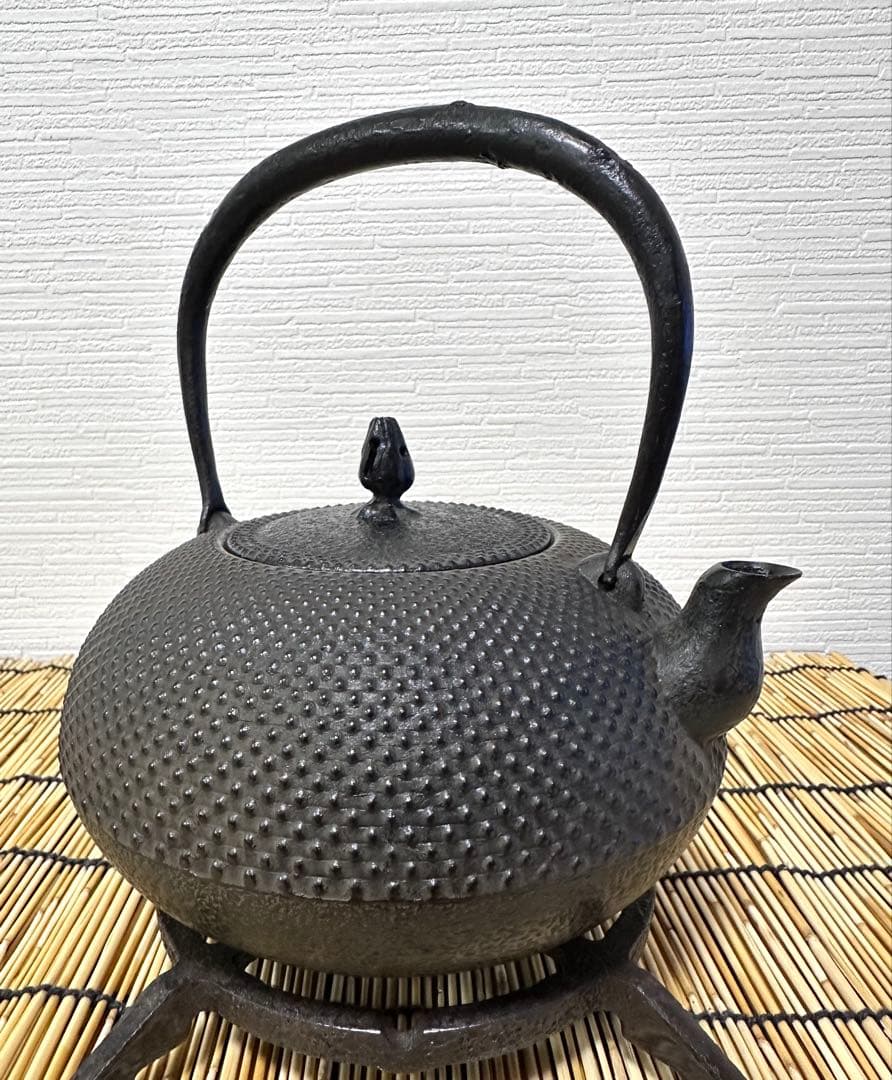 未使用品、供箱付　南部薫山工房造　１５型　アラレ　南部鉄瓶　南部鉄器　鉄瓶