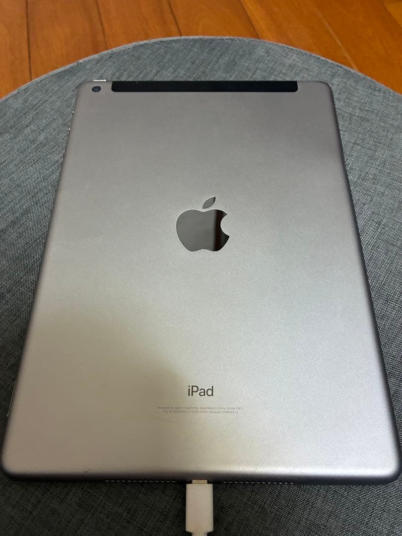 Apple iPad 第5世代 32GB スペースグレイ　カバー付き　充電線付き