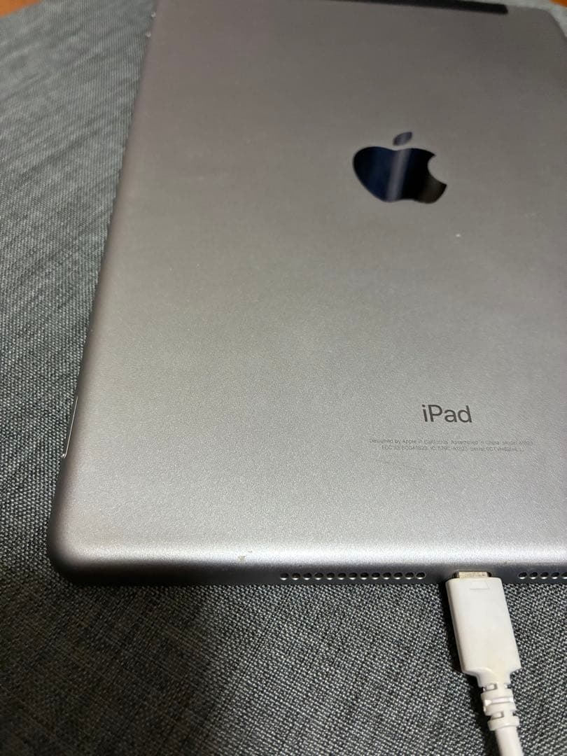 Apple iPad 第5世代 32GB スペースグレイ　カバー付き　充電線付き