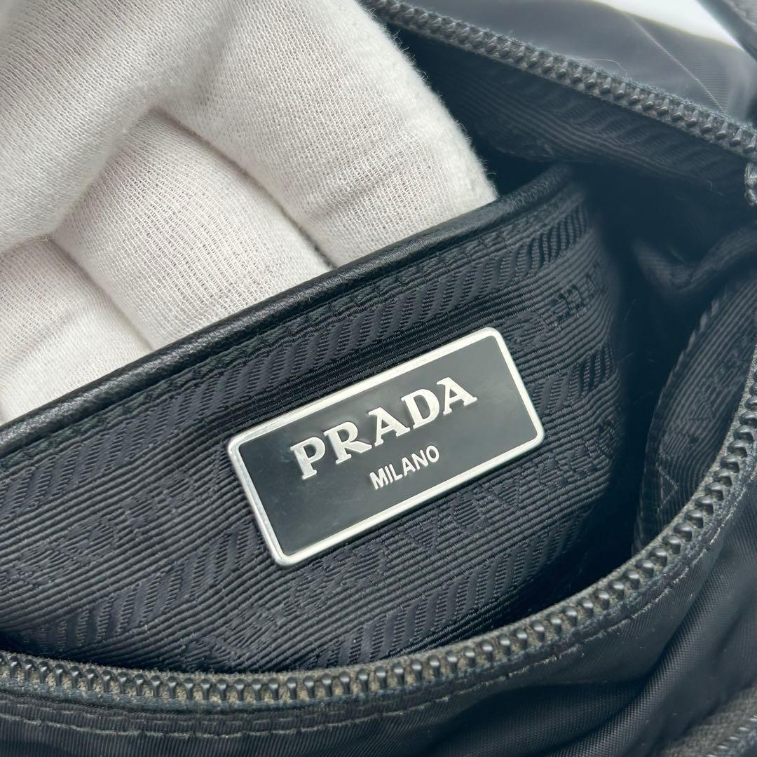 プラダ ショルダーバッグ ナイロン カメラ 三角ロゴ ブラック
