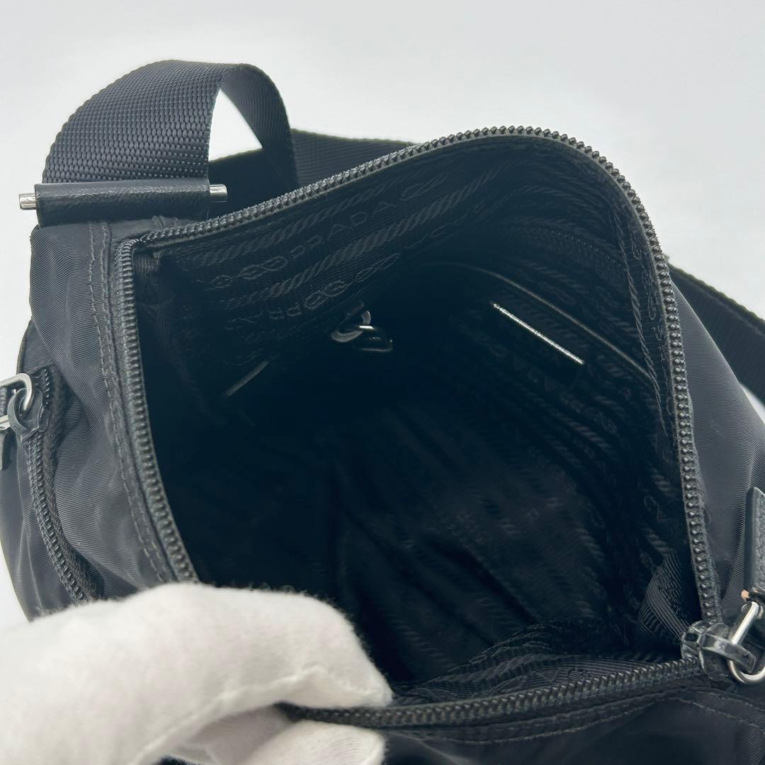 プラダ ショルダーバッグ ナイロン カメラ 三角ロゴ ブラック