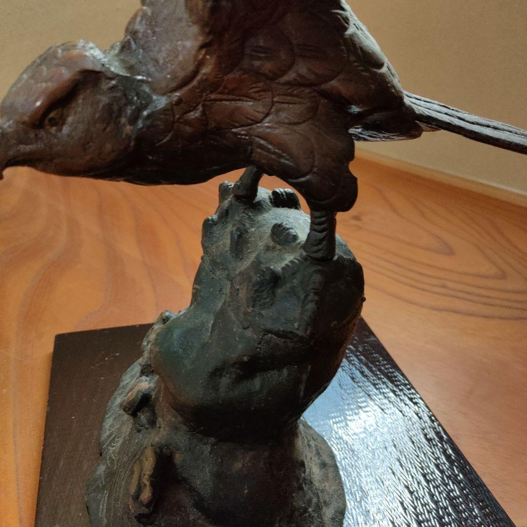 昭和レトロ　アンティーク　骨董品　台座付き！鋭い目つきの鷹の置物　金属製