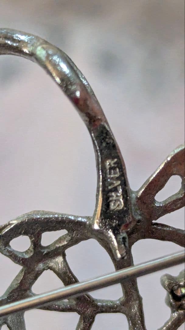 田崎真珠旧刻印ほおずき型透かしメレダイヤ入りデザインブローチ シルバー