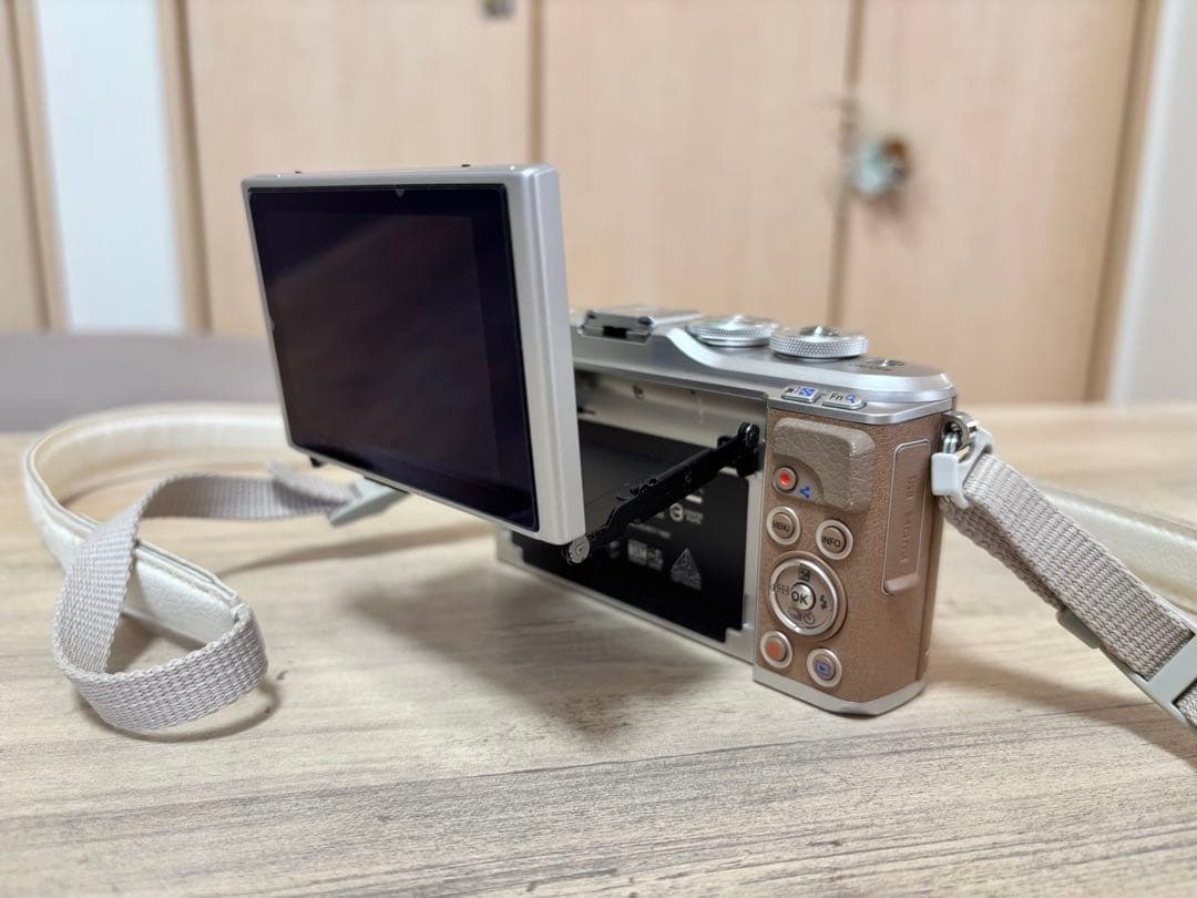 【お値下げ中】OLYMPUS E-PL9 ミラーレス一眼カメラ本体のみ ブラウン