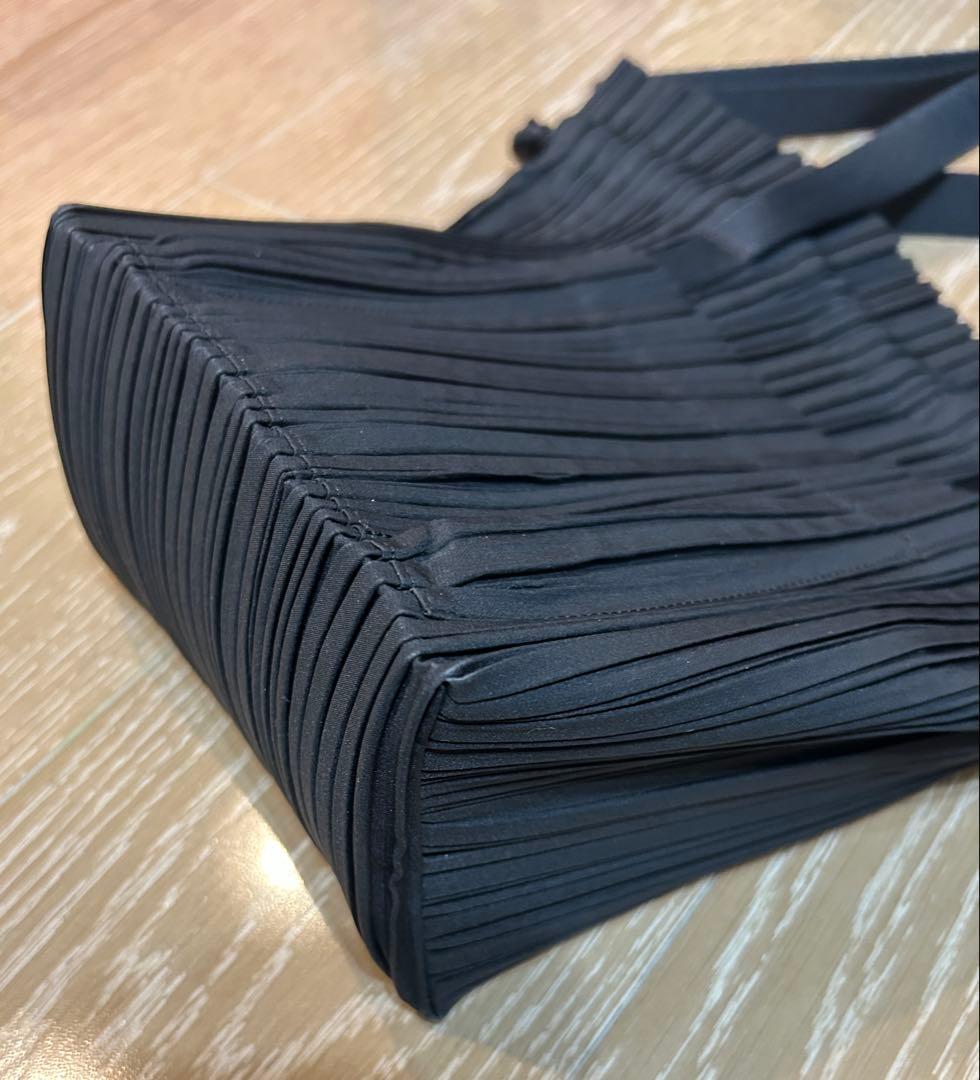 プリーツプリーズ　トートバッグ　ショルダーバッグ　ブラック