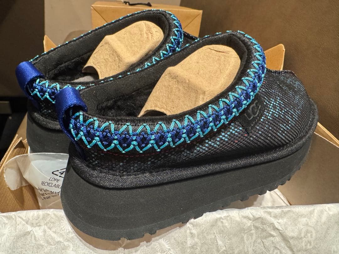 新品未使用☆箱・袋付きUGG ムートンブーツ ブラック/ブルー 編み込み