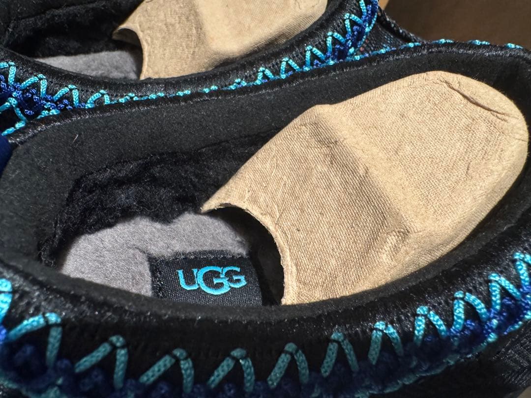 新品未使用☆箱・袋付きUGG ムートンブーツ ブラック/ブルー 編み込み