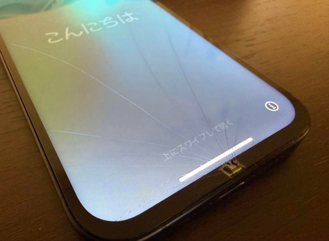 0*a様 ブルーチタニウムのiPhone 15 Pro、画面にひびあり。