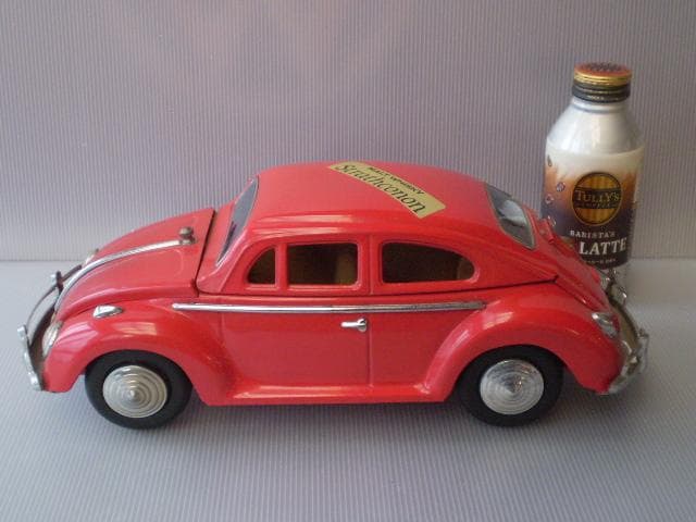 古いブリキのオルゴール ワーゲンビートル。レトロモダン。昭和。ビンテージ。