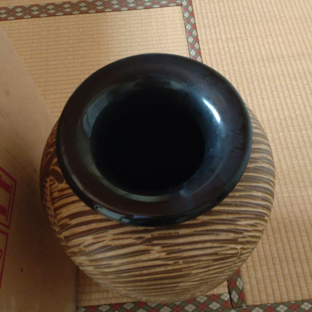 手彫り模様の陶器花瓶 中型