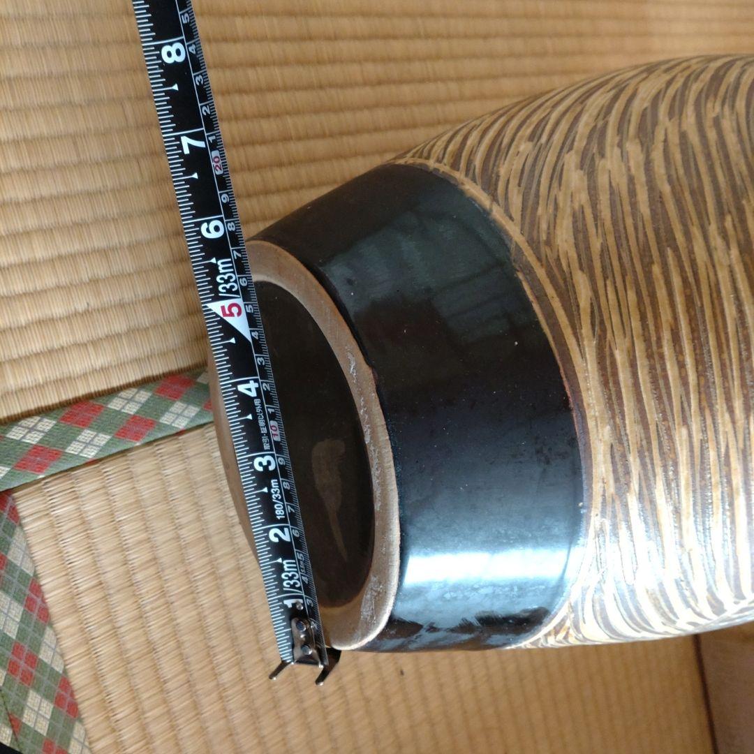 手彫り模様の陶器花瓶 中型