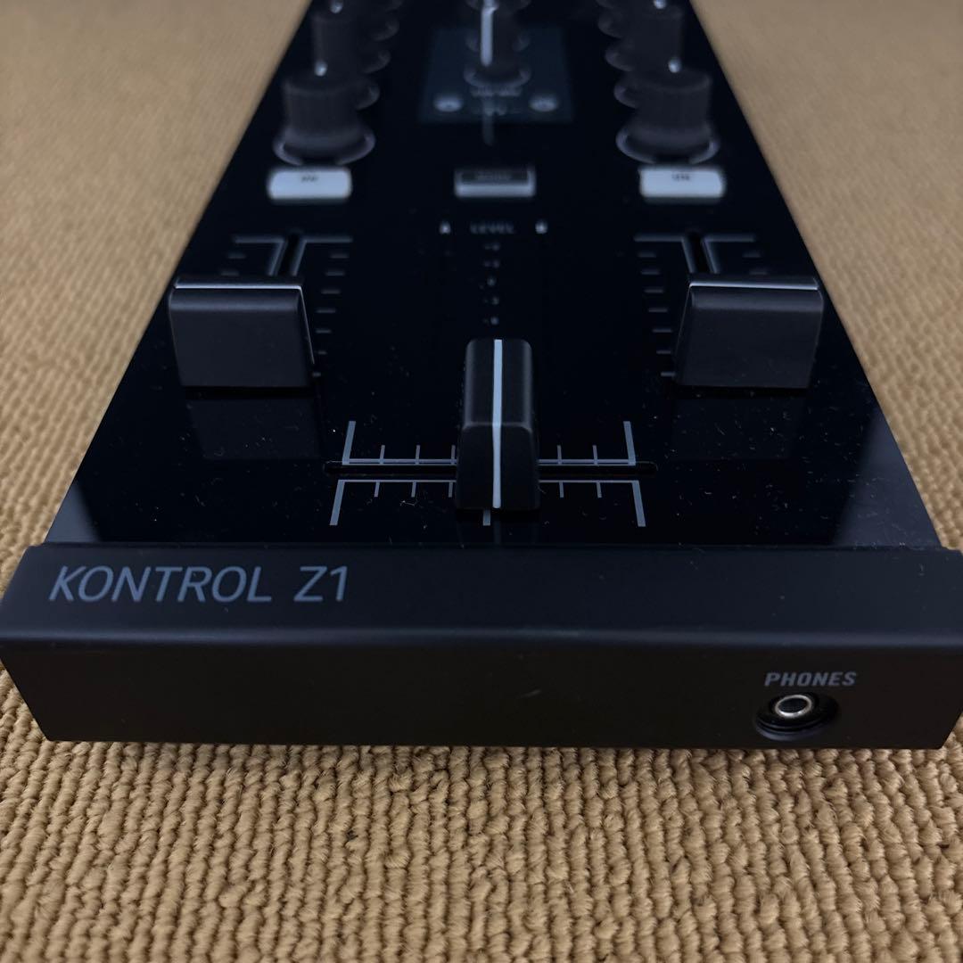 TRAKTOR KONTROL Z1 ミキシング・コントローラー