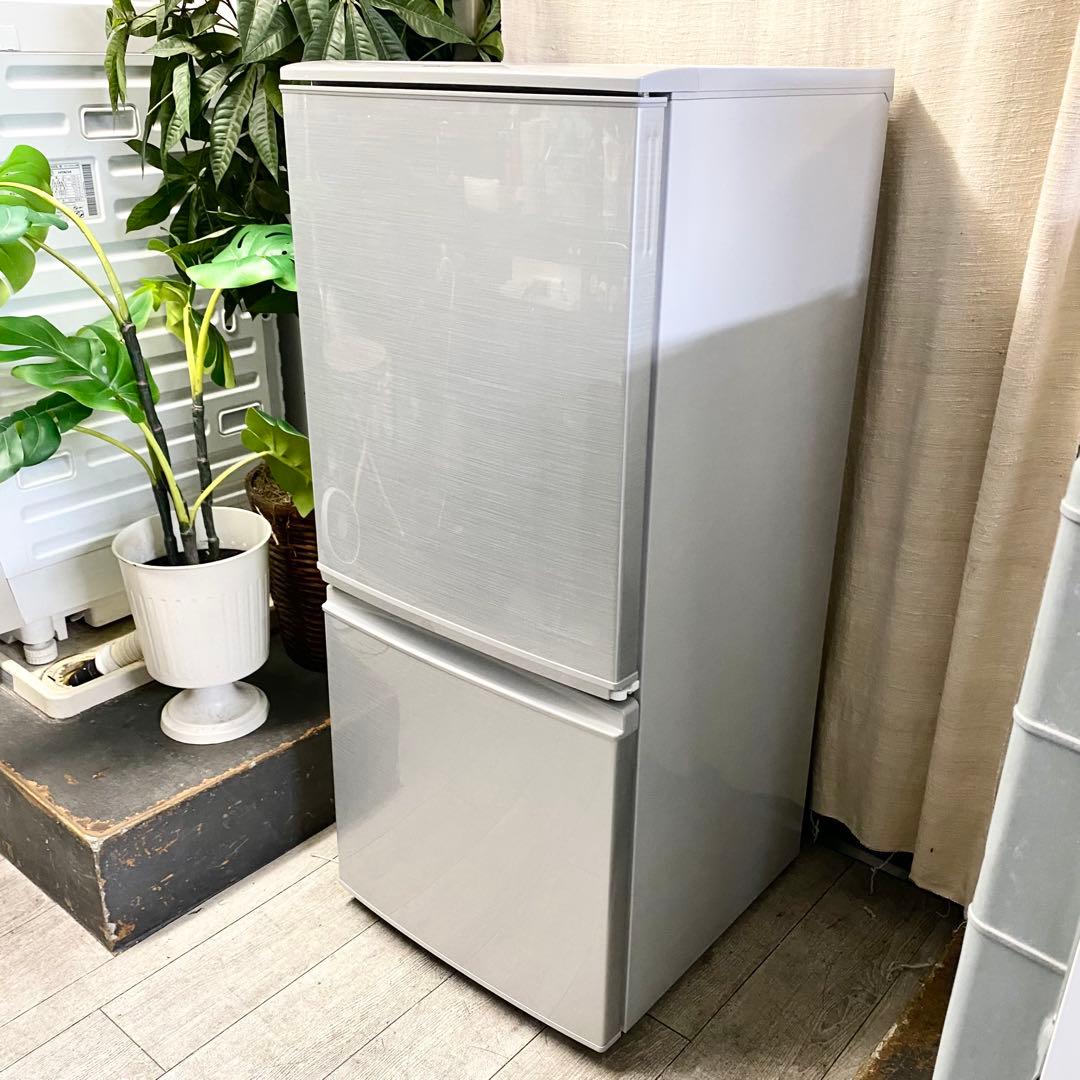 どんな物件でも使いやすいどっちも付け替えドア！冷凍冷蔵庫137L