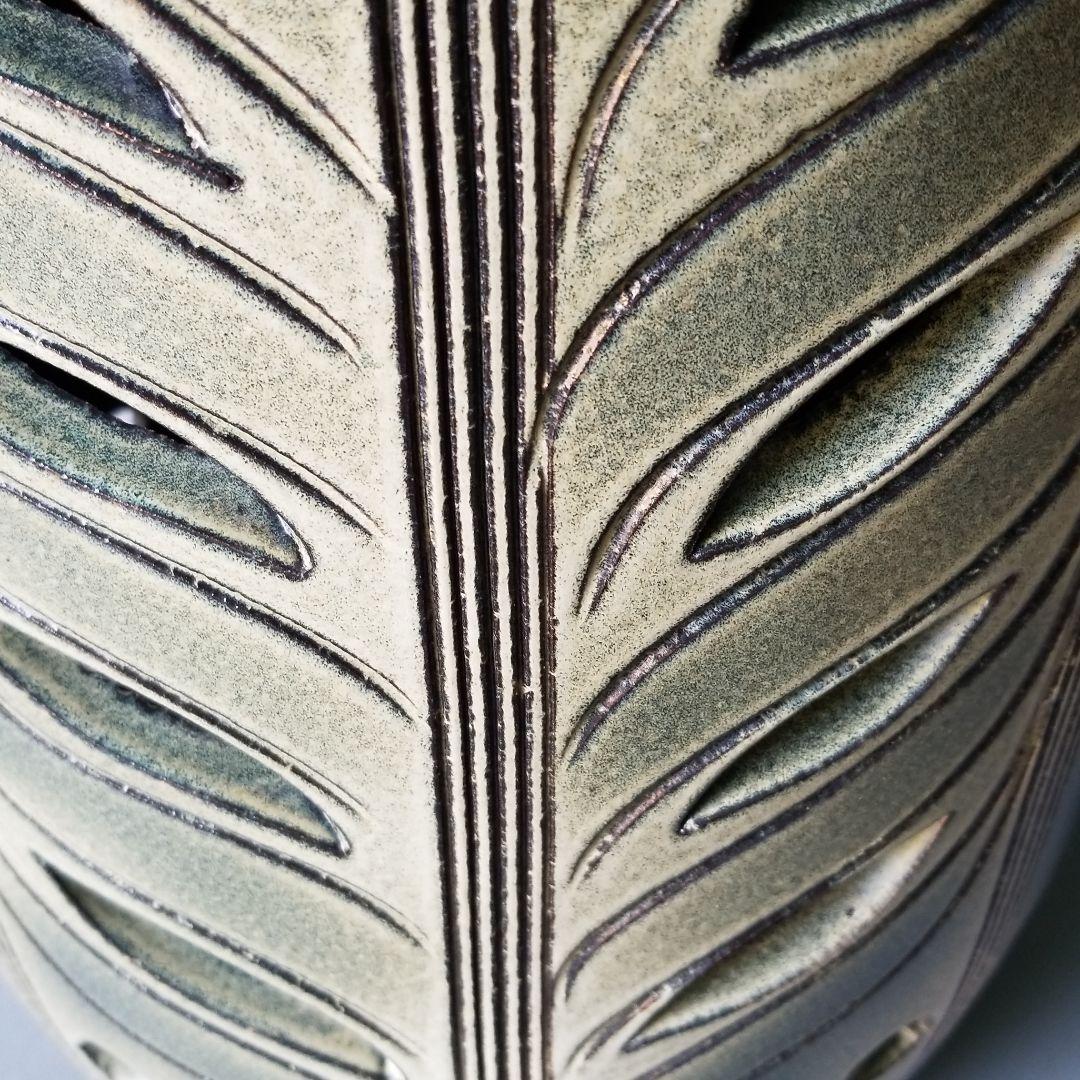 信楽焼傘立て  大容量❗木彫り透かし 高さ４７cm