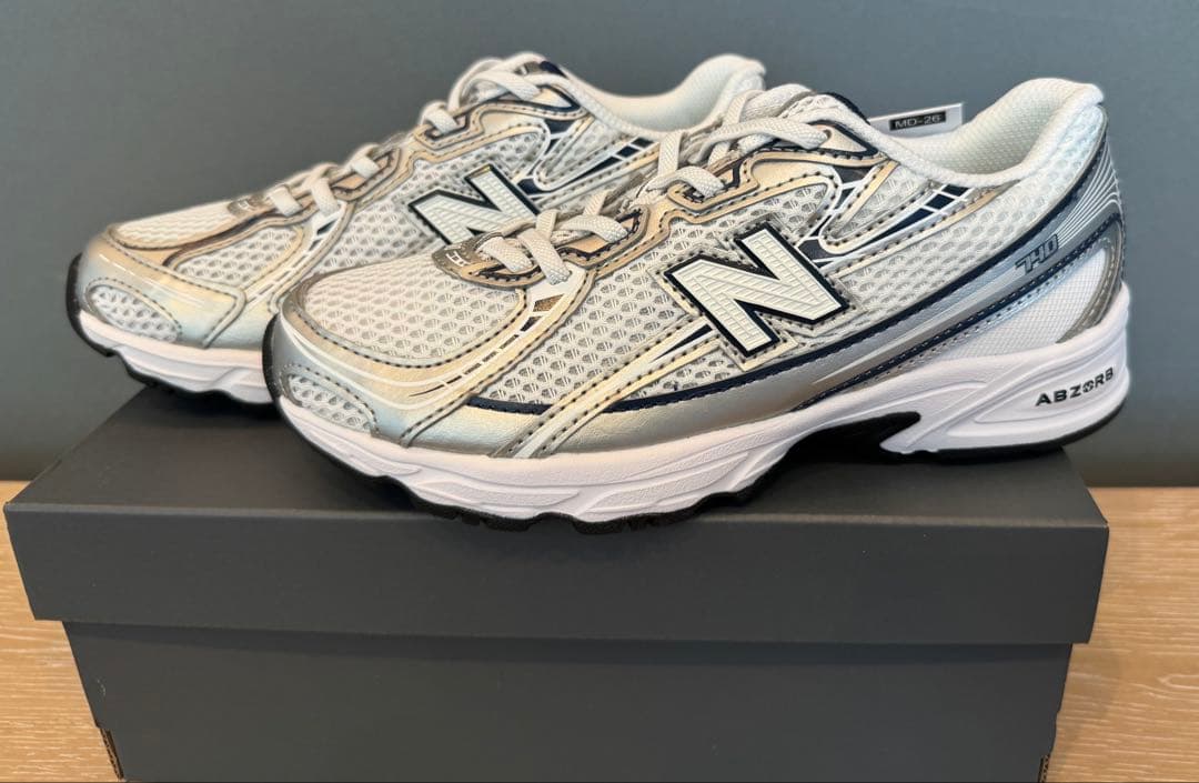 新品未使用　箱あり　New Balance 740 21cm
