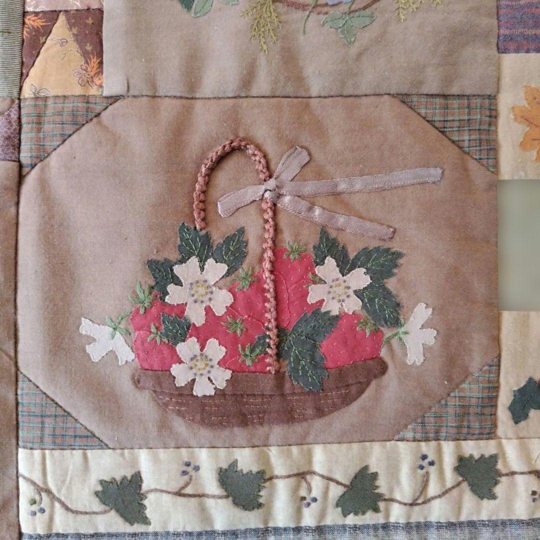 福ちゃん【花のタペストリー】　ハンドメイドアップリケ、刺繍 、パッチワーク