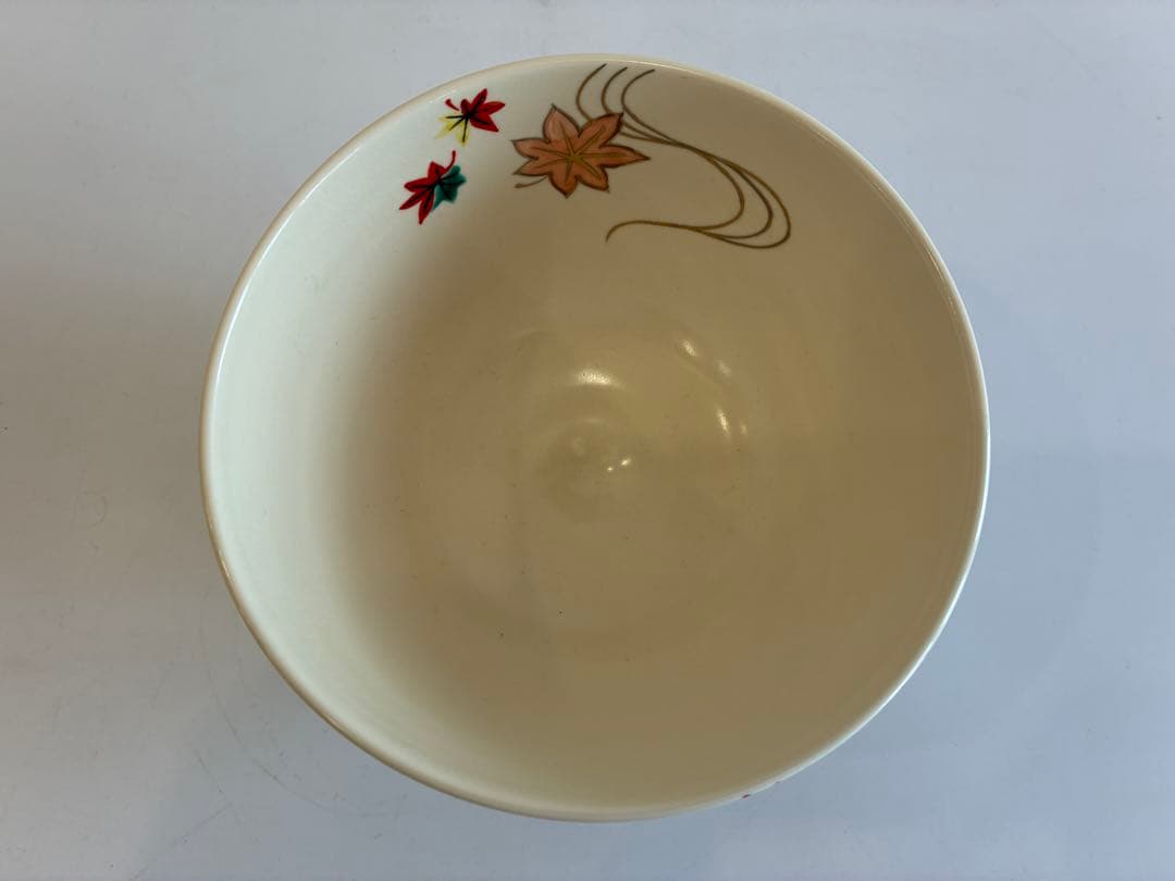 流水に紅葉模様の茶碗　水出宗絢作