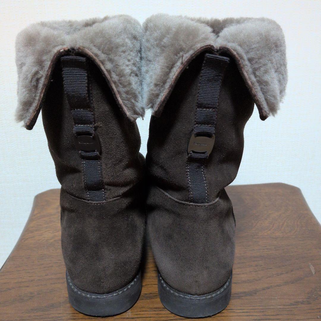 専用ですフェラガモ　ムートンブーツ　ヴァラリボン