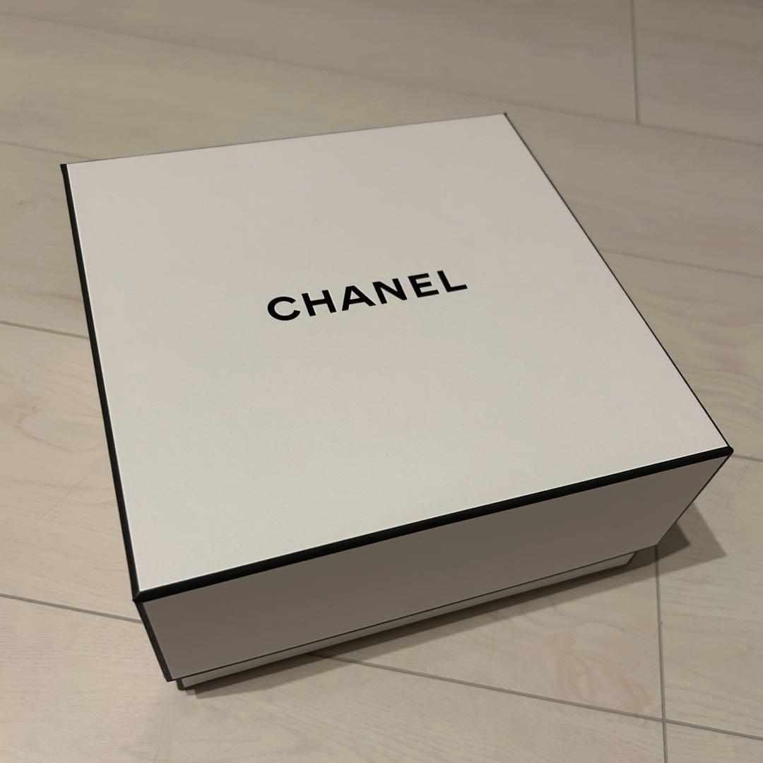 2025 CHANEL クリスマスコフレ　リップグロス２本・ポーチ　巾着、箱つき