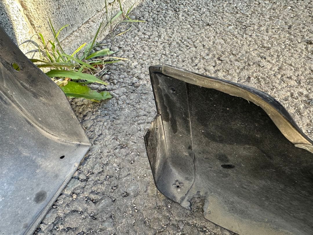 ラパンSSHE21S フロントリップスポイラーとサイドステップ左右ヒビ複数あり黒