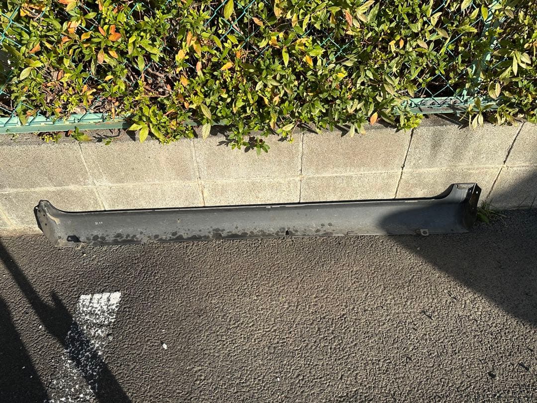 ラパンSSHE21S フロントリップスポイラーとサイドステップ左右ヒビ複数あり黒