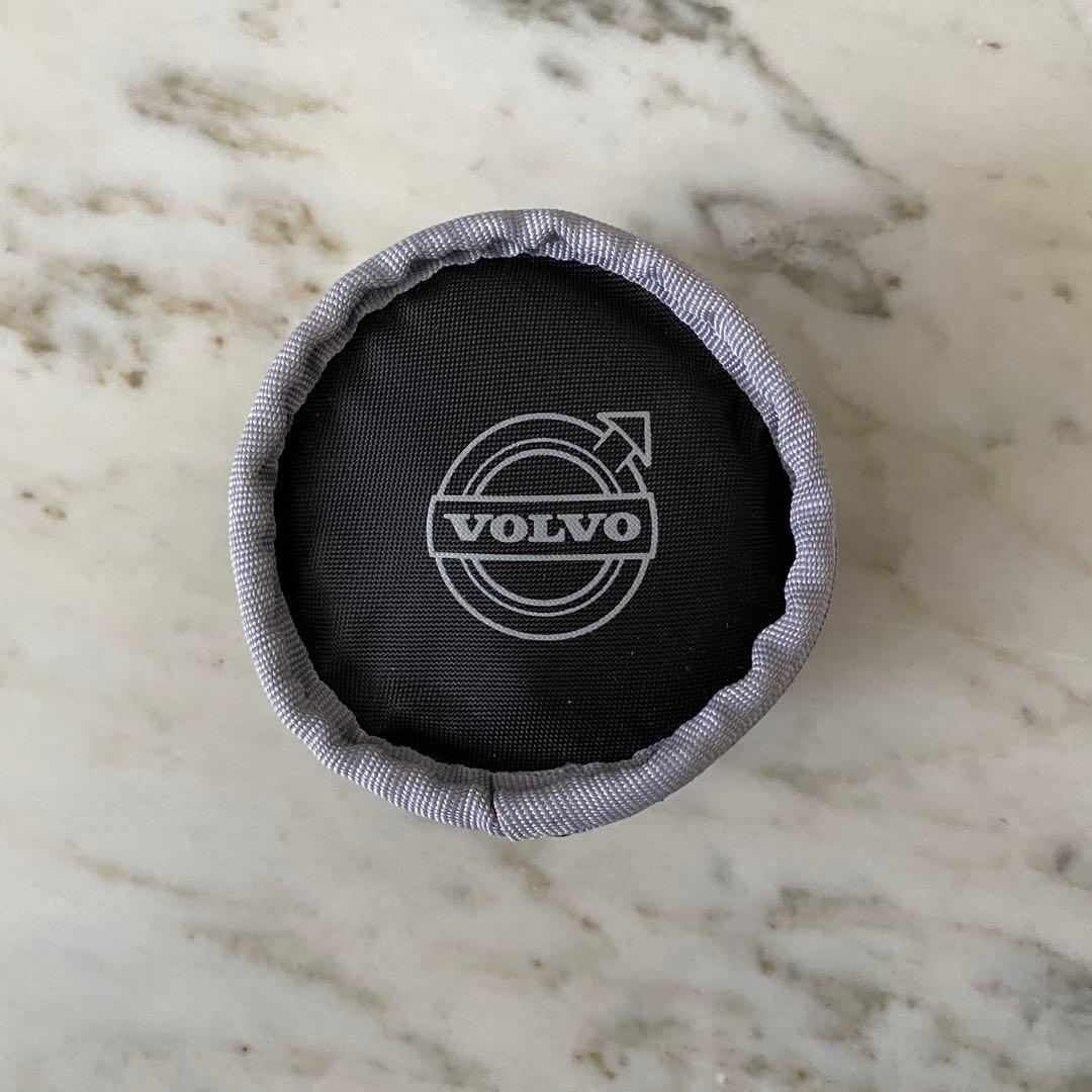 ｛VOLVO｝　ブラック水筒カバー ＆ シルバーミニチュアカー　2点セット