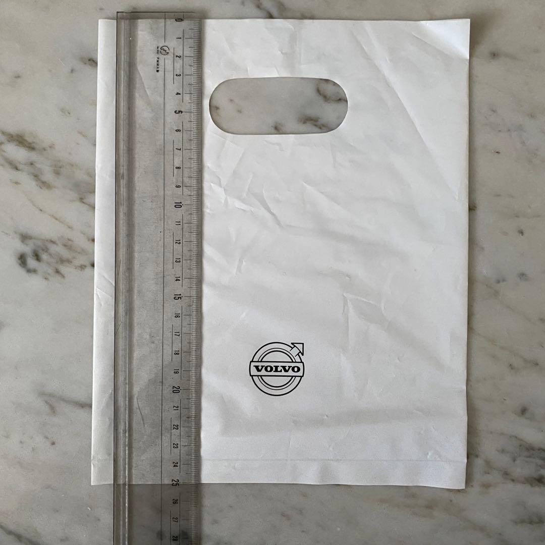 ｛VOLVO｝　ブラック水筒カバー ＆ シルバーミニチュアカー　2点セット