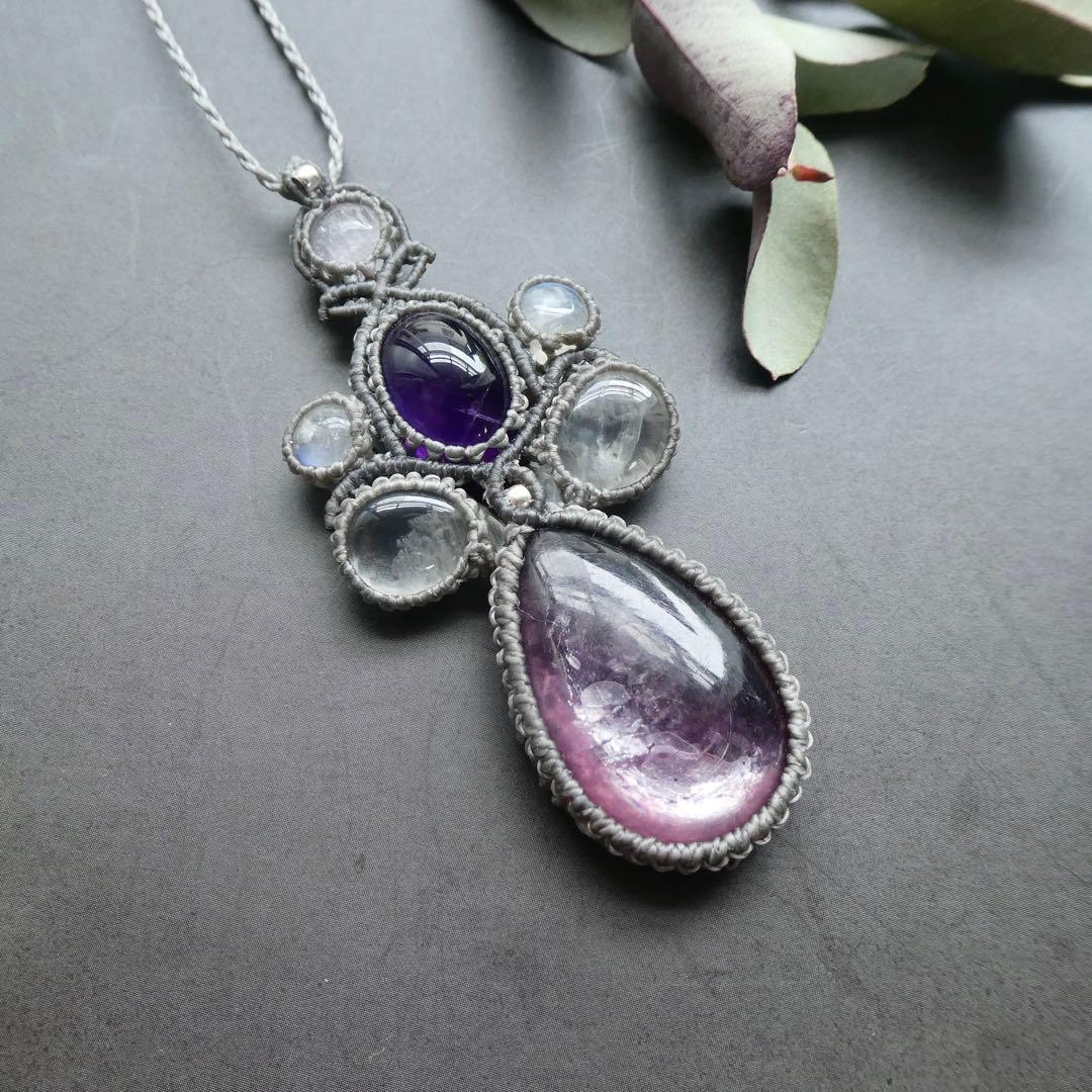 レピドライトと4種類の天然石のマクラメネックレス