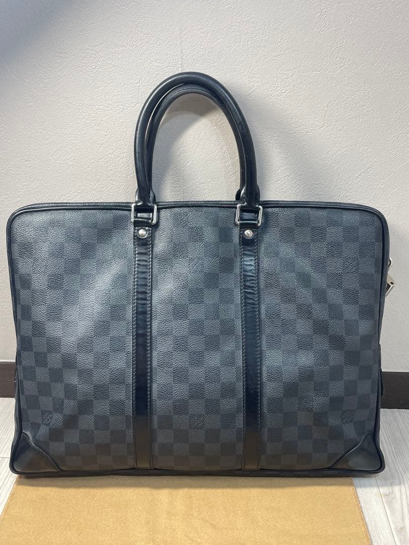 LOUIS VUITTONダミエ グラフィット ポルトドキュマン ヴォワヤージュ