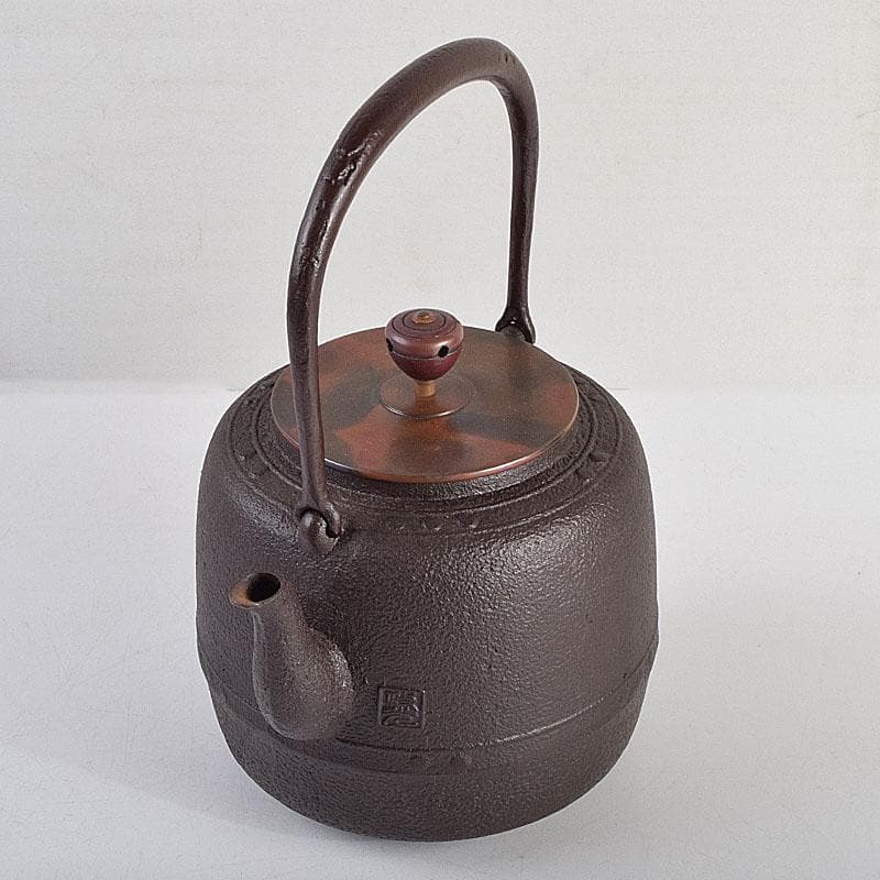 釜師　菊地政光作　万代屋　斑紫銅蓋　鋲打文　鉄瓶　鉄釜　共箱　D　R9420B