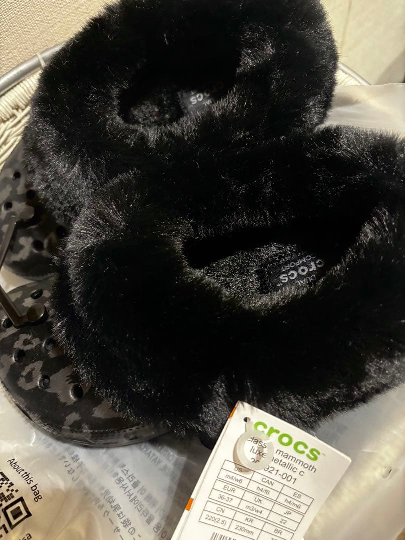 新品❣️クロックスマミルス ファー付きサボサンダル ブラックカモフラージュ