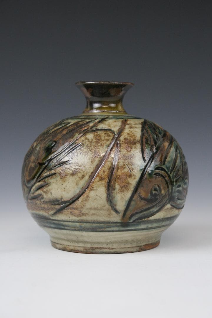 壺屋焼 人間国宝 金城次郎 作　刷毛目海老魚文花瓶