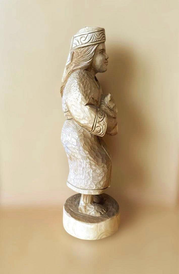 クマを抱いたアイヌ民族の木彫り人形　北海道 置物 彫刻 民芸品 ハンドメード